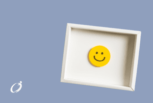 Yellow smiley face, stuck into a white picture box frame, on a light blue background with a white Siamo logo in the bottom left corner.